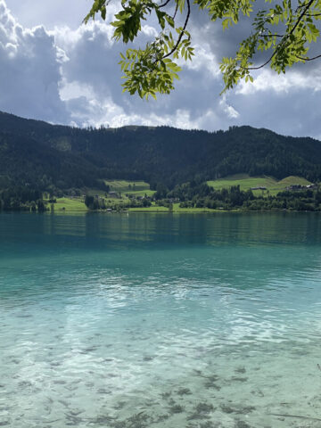 See mit Uferblick, bedrohliches Wetter