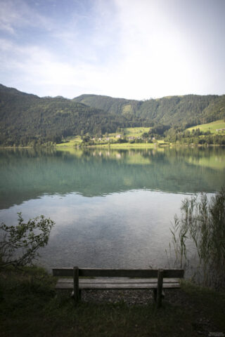 Seeblick mit Holzbank
