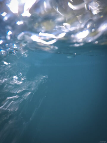 Wasser von unten, beim Bootfahren